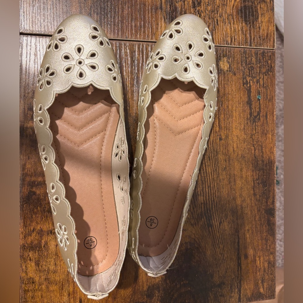 Gold flats with floral pattern, breathable pattern